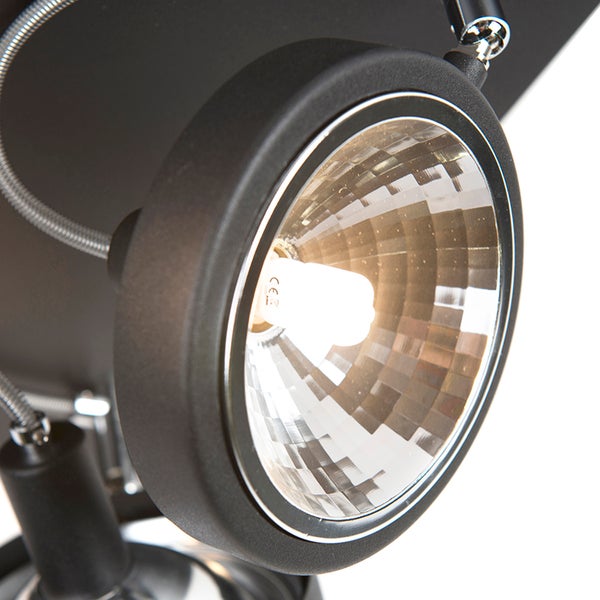 Detailaufnahme einer schwarzen Deckenleuchte mit Reflektor