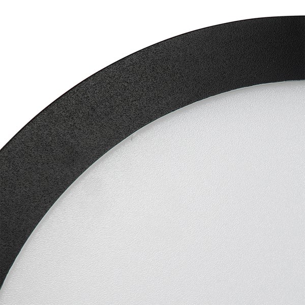 Detailansicht einer runden LED-Deckenleuchte mit schwarzem, strukturiertem Rahmen und weißem Diffusor.