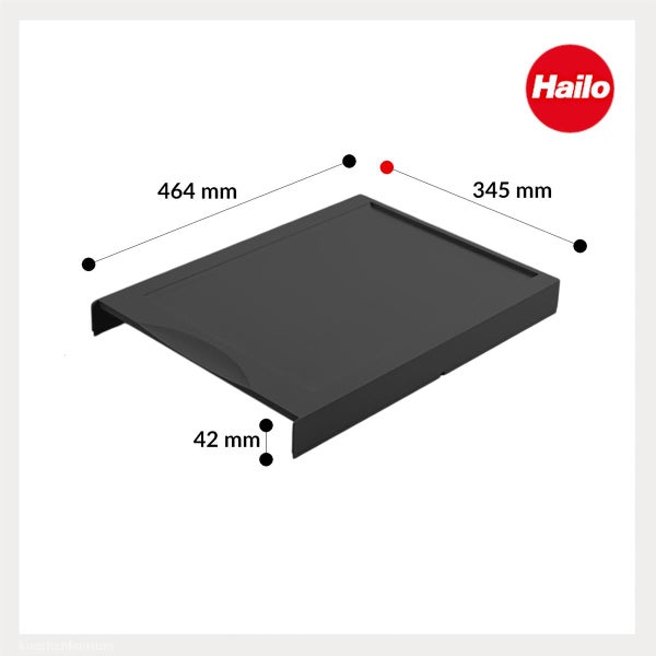 Schwarzer Hailo Systemdeckel mit den Maßen: Breite 464 Millimeter, Tiefe 345 Millimeter, Höhe 42 Millimeter. Hailo Logo.