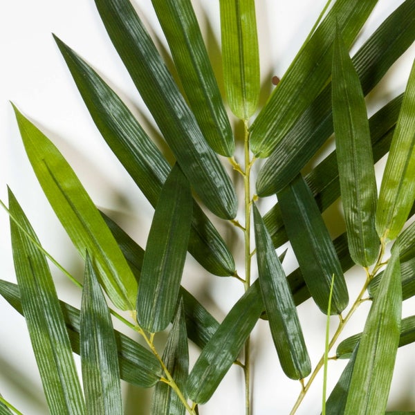 Künstliche Bambusblätter mit langen, schmalen grünen Blättern an dünnen Stielen.