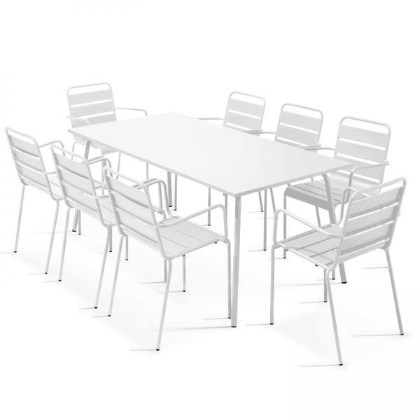 Garten-Essgruppe bestehend aus einem weißen rechteckigen Metalltisch und acht Stapelstühlen mit Armlehnen im Latten-Design.