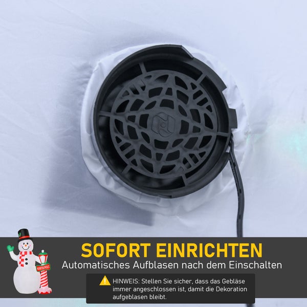 Detailansicht des integrierten Gebläses für eine aufblasbare Weihnachtsdekoration mit schwarzem Schutzgitter und Stromkabel.