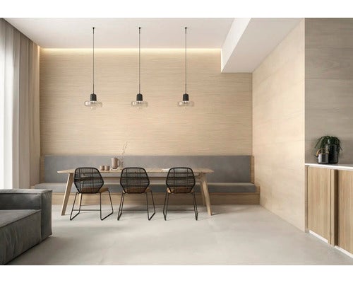 Esszimmer mit Holztisch, Stühlen, Sitzbank und Pendelleuchten