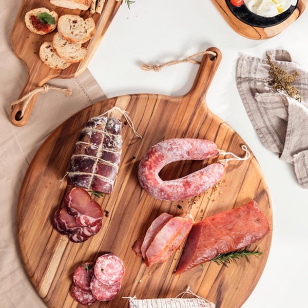 Holzbrett mit Wurst, Brot und Käse für Feinkostprodukte