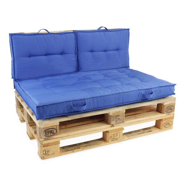 Palettensofa aus Holz mit blauen Sitz- und Rückenkissen.