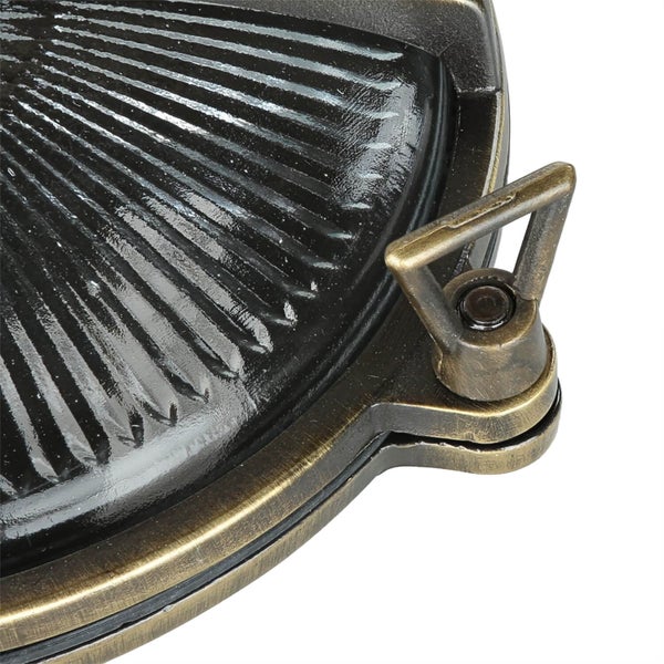 Detailansicht einer Schiffslampe mit Metallgehäuse und transparentem Glas