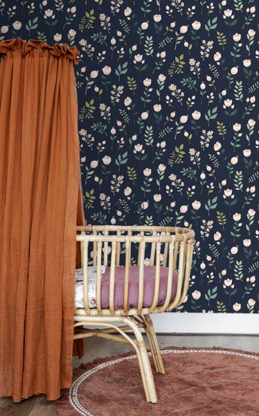 Dekoratives Kinderzimmer mit Blumentapete, Baldachin und Rattanwiege