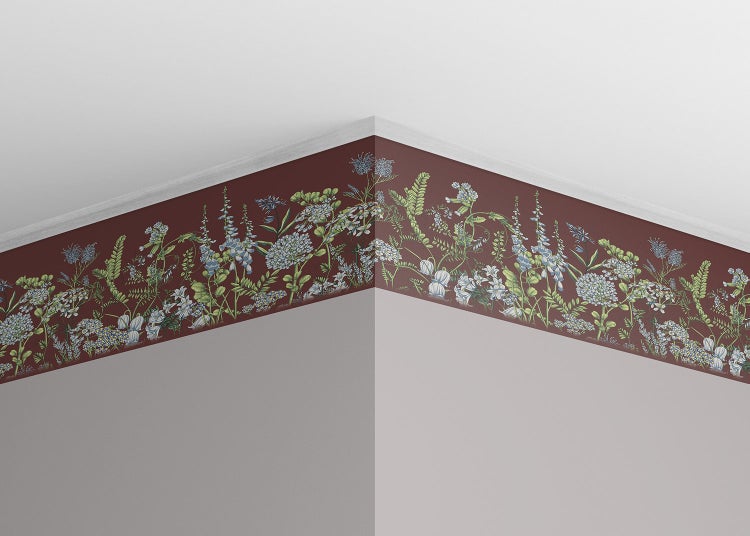 Tapetenbordüre mit filigranem Wiesenblumenmuster aus Vlies an einer Wandkante unter der Decke.