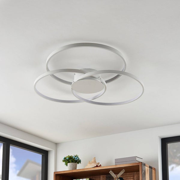 Moderne weiße LED-Deckenleuchte mit drei ineinander verschlungenen Ringen.