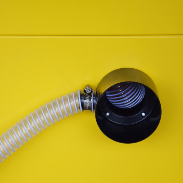 Absaugstutzen mit Schlauch an Werkbank montiert