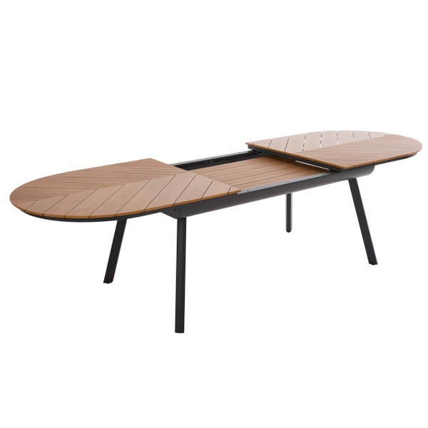 Ovaler ausziehbarer Gartentisch mit Tischplatte aus Holzlatten im Fischgrätmuster und schwarzem Metallgestell.