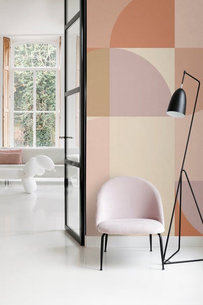 Helles Wohnzimmer mit Stuhl, Stehlampe und grafischer Tapete