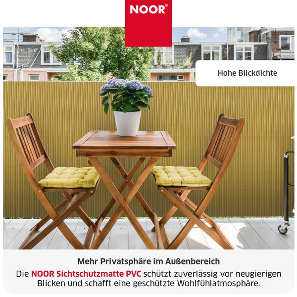 NOOR Sichtschutzmatte aus PVC als Balkonverkleidung auf einem Balkon mit Holzmöbeln.
