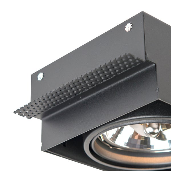 Nahaufnahme eines mattschwarzen, eckigen Metallstrahlers mit schwenkbarer, runder Leuchte und perforiertem Montagerahmen.