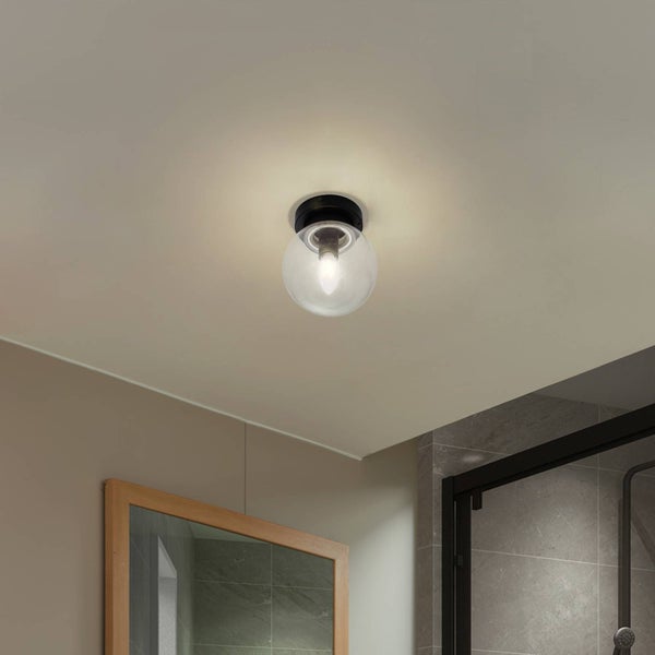 Deckenleuchte mit Glaskugel in einem Badezimmer