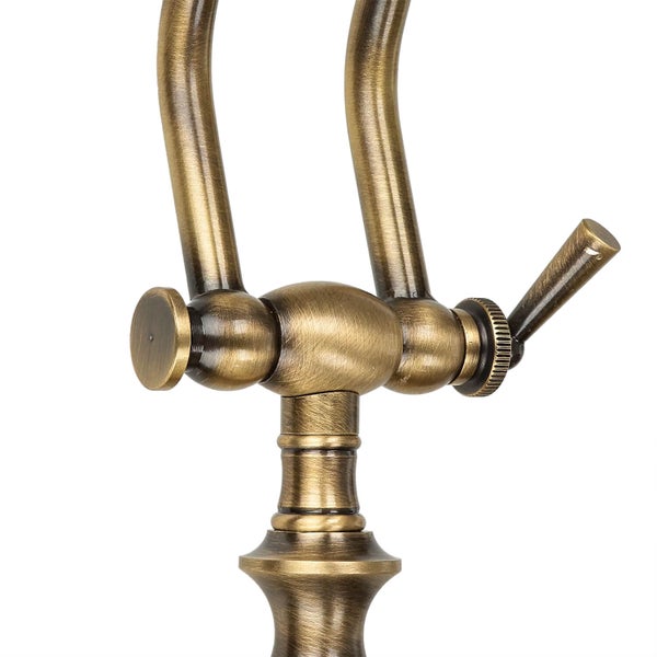 Detailaufnahme einer bronzefarbenen Leuchte mit Schalter