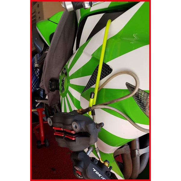 Detailaufnahme eines Motorrads mit Bremssattel und Bremsleitung