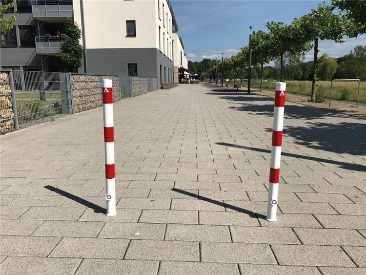 Schake Absperrpfosten herausnehmbar mit Dreikantschloss aus Stahlrohr Ø60x2,5mm weiß mit rot reflektierenden Leuchtstreifen und Stahlkappe 900mm Überflur mit 1 Öse