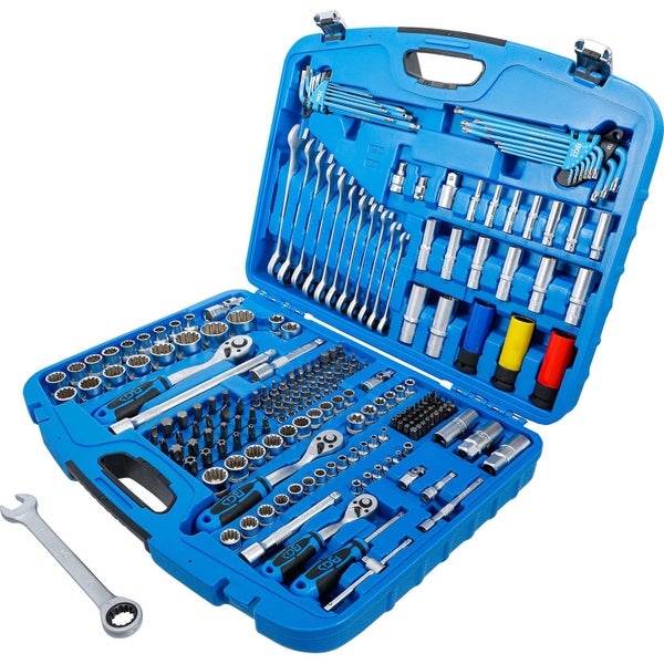 Geöffneter Werkzeugkoffer mit Steckschlüsselsatz, Schraubenschlüssel und Bits