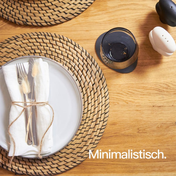 Glas auf einem Untersetzer und ein Stapel Untersetzer