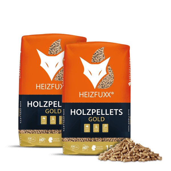 Zwei 15 Kilogramm Säcke Heizfuxx Gold Holzpellets mit ENplus A1 und HD plus Zertifizierung sowie ein Haufen loser Holzpellets.