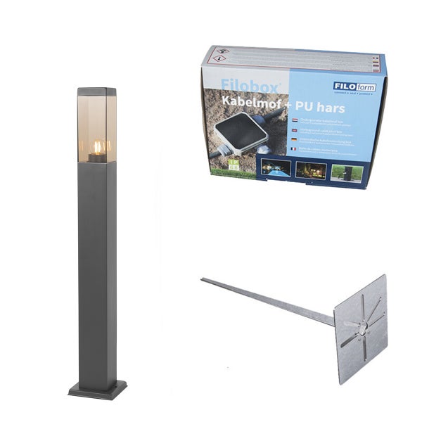 Set bestehend aus einer anthrazitfarbenen Pollerleuchte, einem Filoform Kabelmuffen-Set inklusive Polyurethan-Harz und einem metallischen Erdspieß.