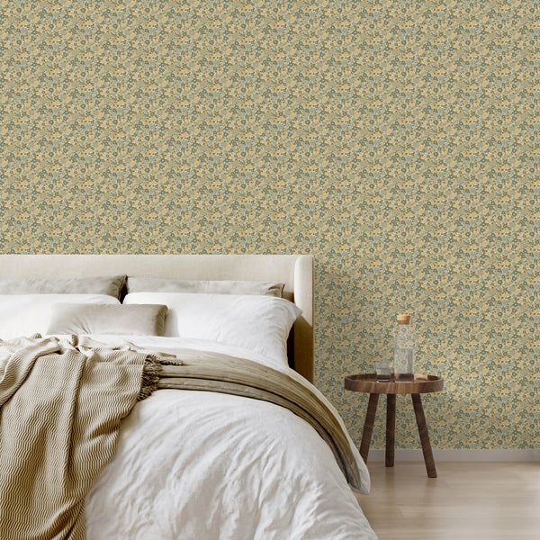 Tapete mit kleinem Blumenmuster in einem hellen Schlafzimmer mit gepolstertem Bett und hölzernem Beistelltisch.
