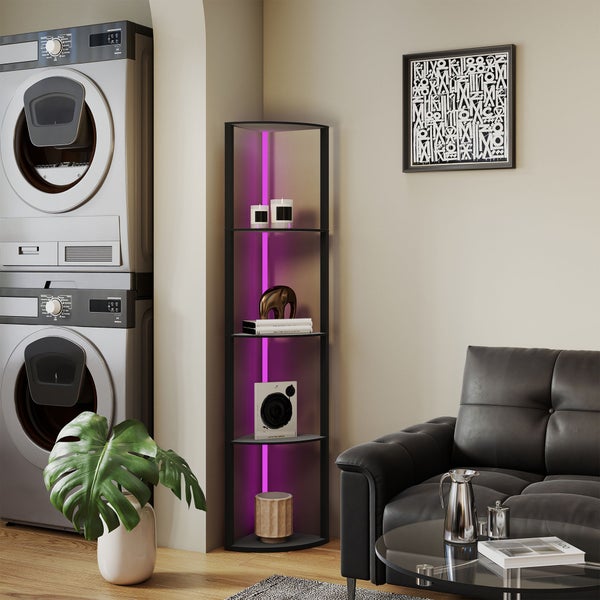 Schwarzes Eckregal mit integrierter Beleuchtung und fünf Ebenen in einem modern eingerichteten Raum neben einer Waschmaschine und einem Sofa.