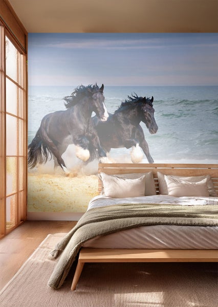 Wandbild mit Pferdemotiv über einem Bett in einem Schlafzimmer.