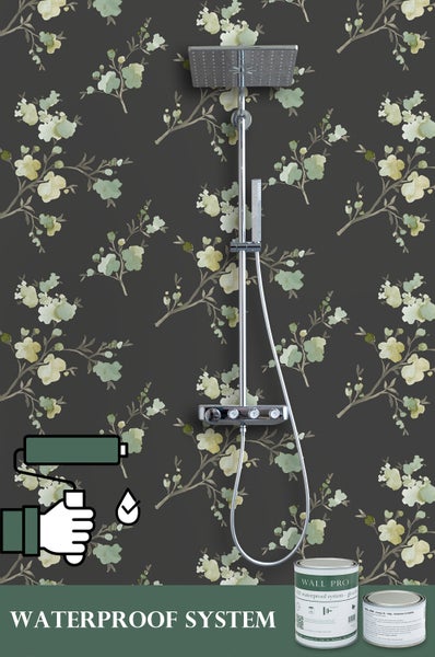 Wasserdichtes System mit Dusche und Farbeimern vor einer Wand mit Blumenmuster