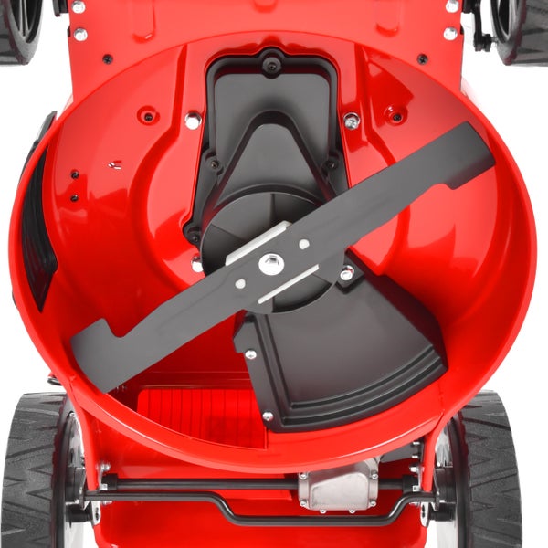 Unterseite eines Rasenmähers mit Schneidmesser und Mähdeck.