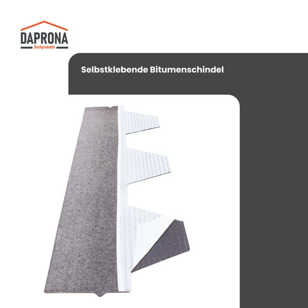 Selbstklebende Bitumenschindel von Daprona mit abgezogener Schutzfolie auf der Rückseite.