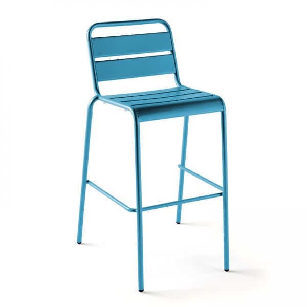 Moderner Barstuhl aus blauem Metall mit Rückenlehne und Fußstütze, Sitzfläche und Lehne im Lamellen-Design.