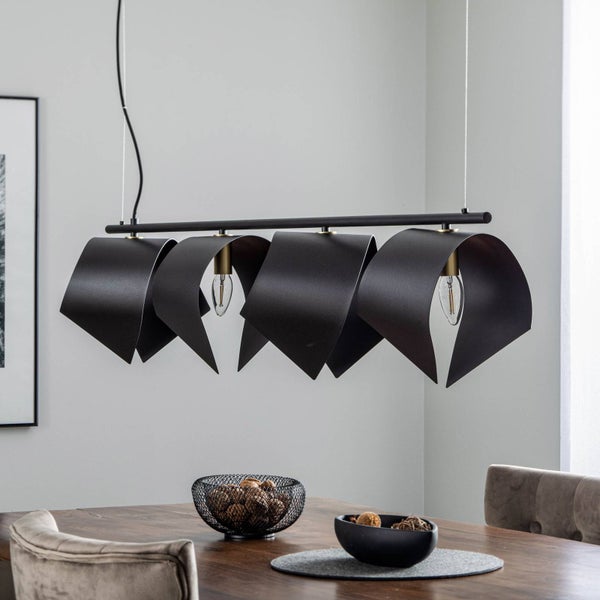 Schwarze Pendelleuchte aus Metall über Holztisch im Esszimmer.