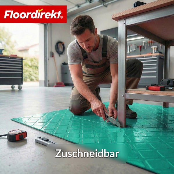 Mann schneidet Bodenbelagmatte in einer Werkstatt zu