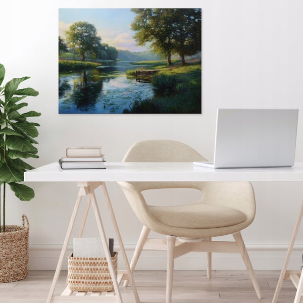 Gemälde mit Landschaftsmotiv über einem Schreibtisch