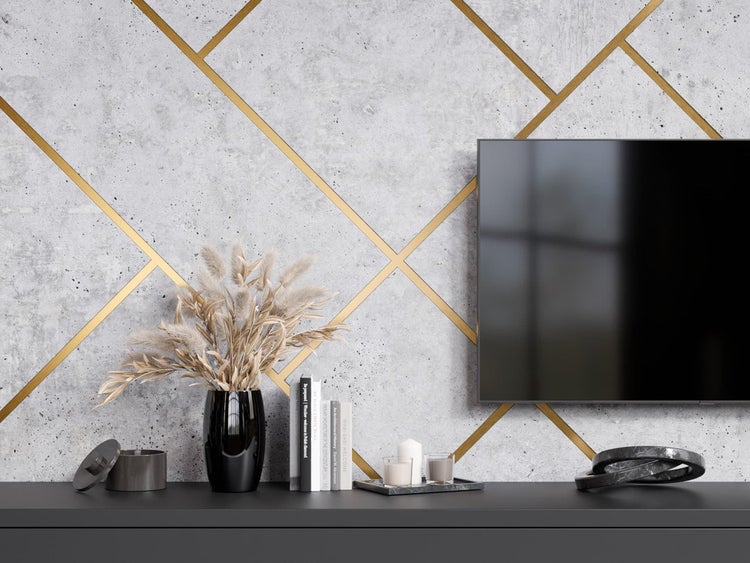 Dekoratives Wohnzimmer mit Fernseher, Trockenblumen und Zierobjekten auf einem Sideboard