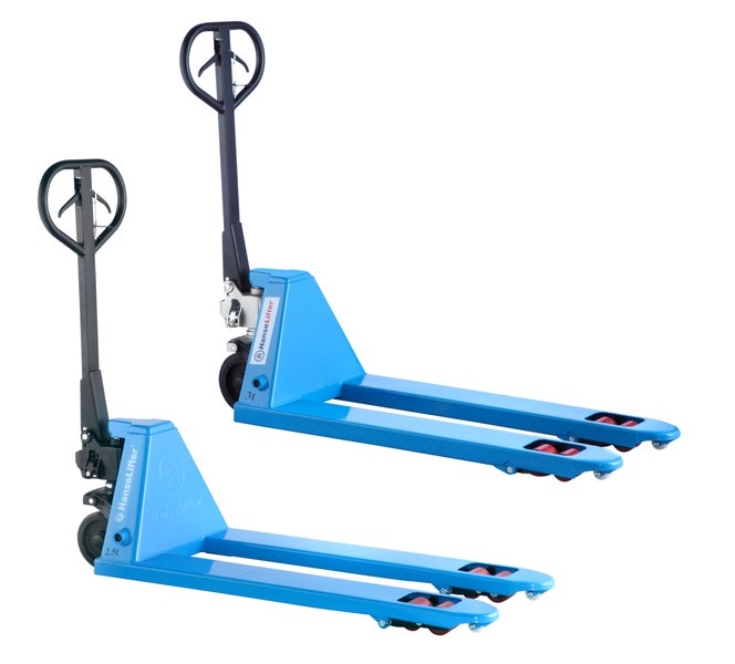 Zwei blaue Hubwagen von Hanselifter mit Traglasten von 2,5 Tonnen und 3 Tonnen für den Palettentransport.