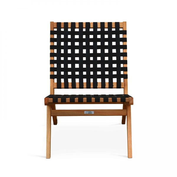 Loungesessel aus Holz aus verantwortungsvoller Waldwirtschaft mit schwarzem Gurtband-Geflecht an Rückenlehne und Sitzfläche.