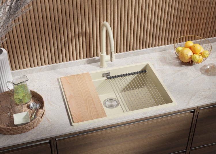 Spüle mit Abtropfgestell und Schneidebrett auf einer Küchentheke