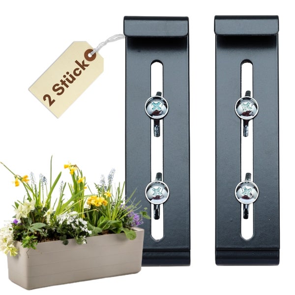 Zwei Blumenkastenhalterungen aus Metall mit Schrauben und einem Etikett mit der Aufschrift Zwei Stück neben einem bepflanzten Blumenkasten.