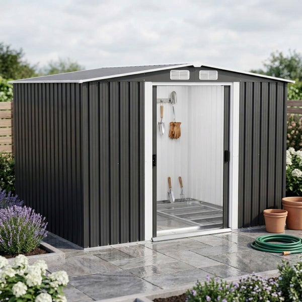 Modernes Gartenhaus aus Metall mit Satteldach und geöffneten Schiebetüren, das organisierte Gartenwerkzeuge im Inneren auf einer Terrasse zeigt.