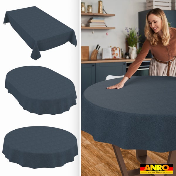 Dunkelblaue Tischdecke in rechteckiger, ovaler und runder Form und eine Frau in einer Küche, die einen Tisch deckt. ANRO Logo.
