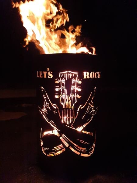 Feuerstelle mit Gitarren- und Handsymbolen und dem Schriftzug Let's Rock