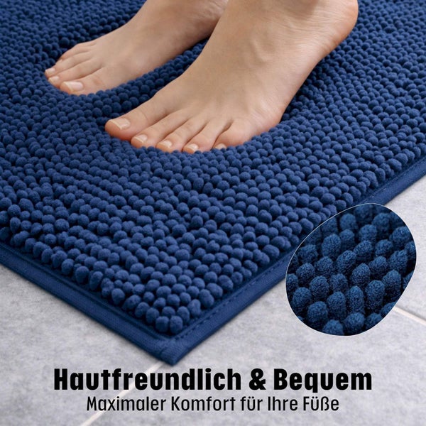 Nahaufnahme von Füßen auf einer weichen Chenille-Badematte. Hautfreundliches und bequemes Material für maximalen Komfort.