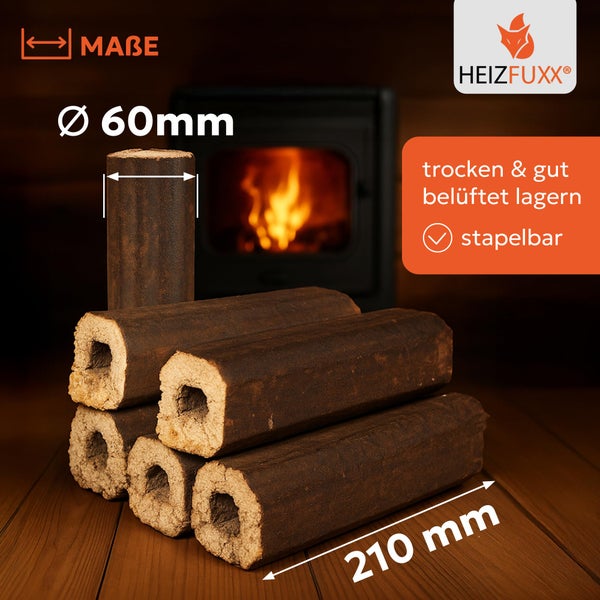 Holzbriketts mit Loch von Heizfuxx mit einem Durchmesser von 60 Millimeter und einer Länge von 210 Millimeter vor einem brennenden Kaminofen.