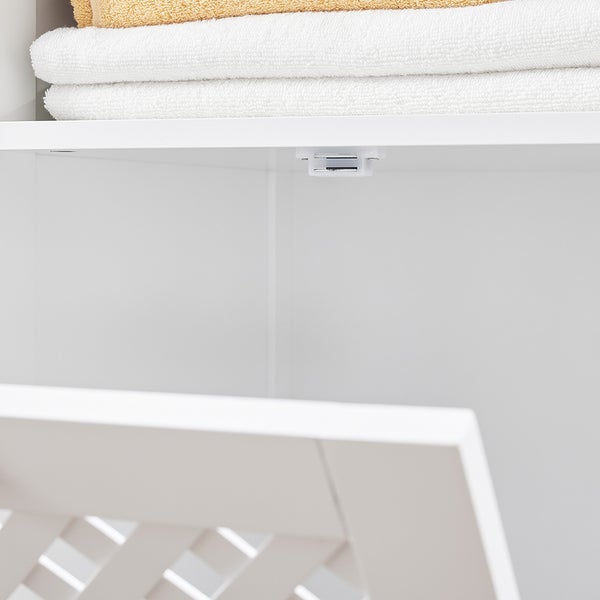 Innenansicht eines Schranks mit Ablagefläche und einem Stapel Handtücher