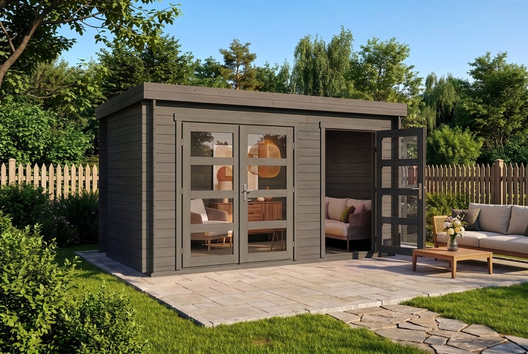 Modernes Gartenhaus aus Holz mit Flachdach und großen Glastüren auf einer Steinterrasse in einem sonnigen Garten.