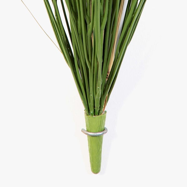 Künstliche Celosia Hahnenkamm Blume mit magentafarbenen gewellten Blüten und grünem Stiel.