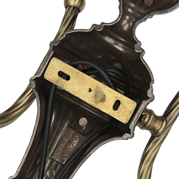 Detailaufnahme einer Wandleuchte mit Montageplatte und Kabeln